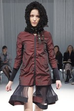 パリで初めてモデルを用いたプレゼンテーションを行ったsacai(サカイ)の2011-12年秋冬コレクション｜写真19