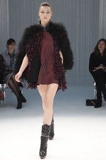 パリで初めてモデルを用いたプレゼンテーションを行ったsacai(サカイ)の2011-12年秋冬コレクション｜写真27
