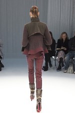 パリで初めてモデルを用いたプレゼンテーションを行ったsacai(サカイ)の2011-12年秋冬コレクション｜写真29