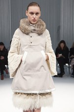 パリで初めてモデルを用いたプレゼンテーションを行ったsacai(サカイ)の2011-12年秋冬コレクション｜写真3