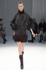 パリで初めてモデルを用いたプレゼンテーションを行ったsacai(サカイ)の2011-12年秋冬コレクション｜写真30