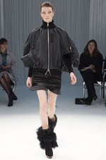 パリで初めてモデルを用いたプレゼンテーションを行ったsacai(サカイ)の2011-12年秋冬コレクション｜写真32