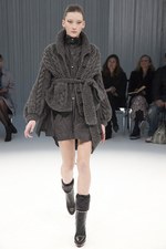 パリで初めてモデルを用いたプレゼンテーションを行ったsacai(サカイ)の2011-12年秋冬コレクション｜写真33