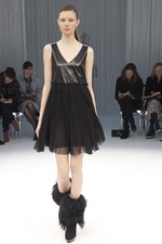 パリで初めてモデルを用いたプレゼンテーションを行ったsacai(サカイ)の2011-12年秋冬コレクション｜写真34