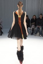 パリで初めてモデルを用いたプレゼンテーションを行ったsacai(サカイ)の2011-12年秋冬コレクション｜写真35