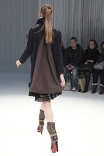 パリで初めてモデルを用いたプレゼンテーションを行ったsacai(サカイ)の2011-12年秋冬コレクション｜写真37