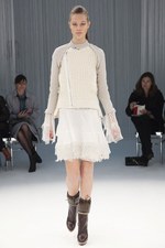 パリで初めてモデルを用いたプレゼンテーションを行ったsacai(サカイ)の2011-12年秋冬コレクション｜写真4