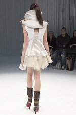 パリで初めてモデルを用いたプレゼンテーションを行ったsacai(サカイ)の2011-12年秋冬コレクション｜写真8