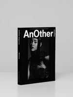 表紙が動き出す！LEDスクリーンを内蔵した「アナザー・マガジン」マックイーン＆リアーナにフィーチャー｜写真2