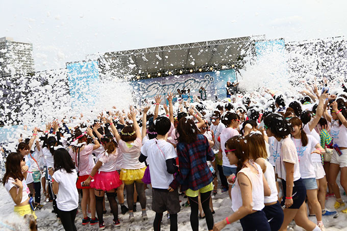 泡まみれで走るランイベント「バブルラン 2015」沖縄で初開催｜写真17