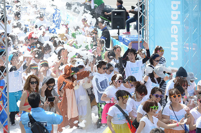 泡まみれで走るランイベント「バブルラン 2015」沖縄で初開催｜写真13