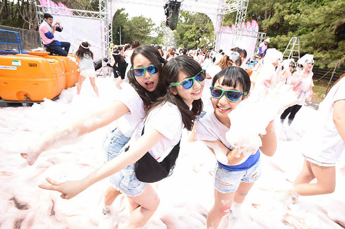 泡まみれで走るランイベント「バブルラン 2015」沖縄で初開催｜写真15