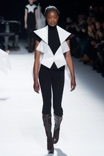 クリエイティブディレクター藤原大による最後のコレクション、ISSEY MIYAKE(イッセイ ミヤケ) 2011-12年秋冬コレクション｜写真45