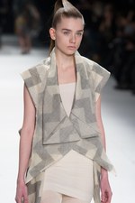 クリエイティブディレクター藤原大による最後のコレクション、ISSEY MIYAKE(イッセイ ミヤケ) 2011-12年秋冬コレクション｜写真36