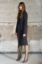 新しいドレスの形を提案 メゾン マルタン マルジェラ(Maison Martin Margiela)　2011-12年秋冬コレクション｜写真1