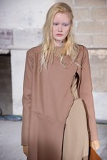 新しいドレスの形を提案 メゾン マルタン マルジェラ(Maison Martin Margiela)　2011-12年秋冬コレクション｜写真12