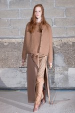 新しいドレスの形を提案 メゾン マルタン マルジェラ(Maison Martin Margiela)　2011-12年秋冬コレクション｜写真13