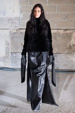 新しいドレスの形を提案 メゾン マルタン マルジェラ(Maison Martin Margiela)　2011-12年秋冬コレクション｜写真21
