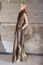 新しいドレスの形を提案 メゾン マルタン マルジェラ(Maison Martin Margiela)　2011-12年秋冬コレクション｜写真22