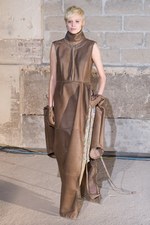 新しいドレスの形を提案 メゾン マルタン マルジェラ(Maison Martin Margiela)　2011-12年秋冬コレクション｜写真23