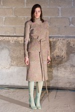 新しいドレスの形を提案 メゾン マルタン マルジェラ(Maison Martin Margiela)　2011-12年秋冬コレクション｜写真24