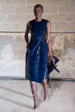 新しいドレスの形を提案 メゾン マルタン マルジェラ(Maison Martin Margiela)　2011-12年秋冬コレクション｜写真32