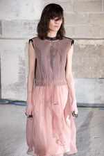新しいドレスの形を提案 メゾン マルタン マルジェラ(Maison Martin Margiela)　2011-12年秋冬コレクション｜写真35