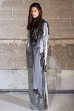 新しいドレスの形を提案 メゾン マルタン マルジェラ(Maison Martin Margiela)　2011-12年秋冬コレクション｜写真42