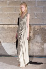 新しいドレスの形を提案 メゾン マルタン マルジェラ(Maison Martin Margiela)　2011-12年秋冬コレクション｜写真47