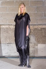 新しいドレスの形を提案 メゾン マルタン マルジェラ(Maison Martin Margiela)　2011-12年秋冬コレクション｜写真49