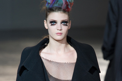 より大胆に、自らのタブーに挑んだヨウジヤマモト(Yohji Yamamoto) 2011-12年秋冬コレクション