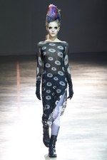 より大胆に、自らのタブーに挑んだヨウジヤマモト(Yohji Yamamoto) 2011-12年秋冬コレクション｜写真1