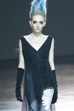 より大胆に、自らのタブーに挑んだヨウジヤマモト(Yohji Yamamoto) 2011-12年秋冬コレクション｜写真4