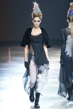 より大胆に、自らのタブーに挑んだヨウジヤマモト(Yohji Yamamoto) 2011-12年秋冬コレクション｜写真6