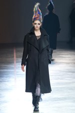 より大胆に、自らのタブーに挑んだヨウジヤマモト(Yohji Yamamoto) 2011-12年秋冬コレクション｜写真9