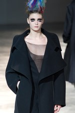 より大胆に、自らのタブーに挑んだヨウジヤマモト(Yohji Yamamoto) 2011-12年秋冬コレクション｜写真11