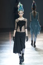 より大胆に、自らのタブーに挑んだヨウジヤマモト(Yohji Yamamoto) 2011-12年秋冬コレクション｜写真17