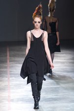 より大胆に、自らのタブーに挑んだヨウジヤマモト(Yohji Yamamoto) 2011-12年秋冬コレクション｜写真20