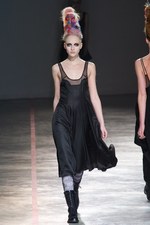 より大胆に、自らのタブーに挑んだヨウジヤマモト(Yohji Yamamoto) 2011-12年秋冬コレクション｜写真21