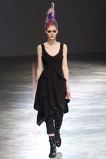 より大胆に、自らのタブーに挑んだヨウジヤマモト(Yohji Yamamoto) 2011-12年秋冬コレクション｜写真22