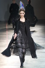 より大胆に、自らのタブーに挑んだヨウジヤマモト(Yohji Yamamoto) 2011-12年秋冬コレクション｜写真24