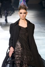 より大胆に、自らのタブーに挑んだヨウジヤマモト(Yohji Yamamoto) 2011-12年秋冬コレクション｜写真25