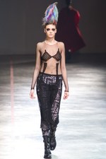 より大胆に、自らのタブーに挑んだヨウジヤマモト(Yohji Yamamoto) 2011-12年秋冬コレクション｜写真28