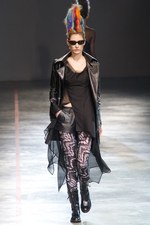 より大胆に、自らのタブーに挑んだヨウジヤマモト(Yohji Yamamoto) 2011-12年秋冬コレクション｜写真31