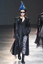 より大胆に、自らのタブーに挑んだヨウジヤマモト(Yohji Yamamoto) 2011-12年秋冬コレクション｜写真33