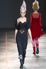 より大胆に、自らのタブーに挑んだヨウジヤマモト(Yohji Yamamoto) 2011-12年秋冬コレクション｜写真36