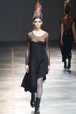 より大胆に、自らのタブーに挑んだヨウジヤマモト(Yohji Yamamoto) 2011-12年秋冬コレクション｜写真38