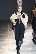 より大胆に、自らのタブーに挑んだヨウジヤマモト(Yohji Yamamoto) 2011-12年秋冬コレクション｜写真39