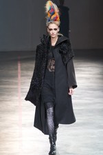 より大胆に、自らのタブーに挑んだヨウジヤマモト(Yohji Yamamoto) 2011-12年秋冬コレクション｜写真43