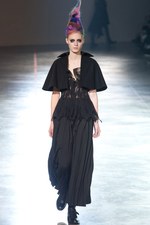 より大胆に、自らのタブーに挑んだヨウジヤマモト(Yohji Yamamoto) 2011-12年秋冬コレクション｜写真44